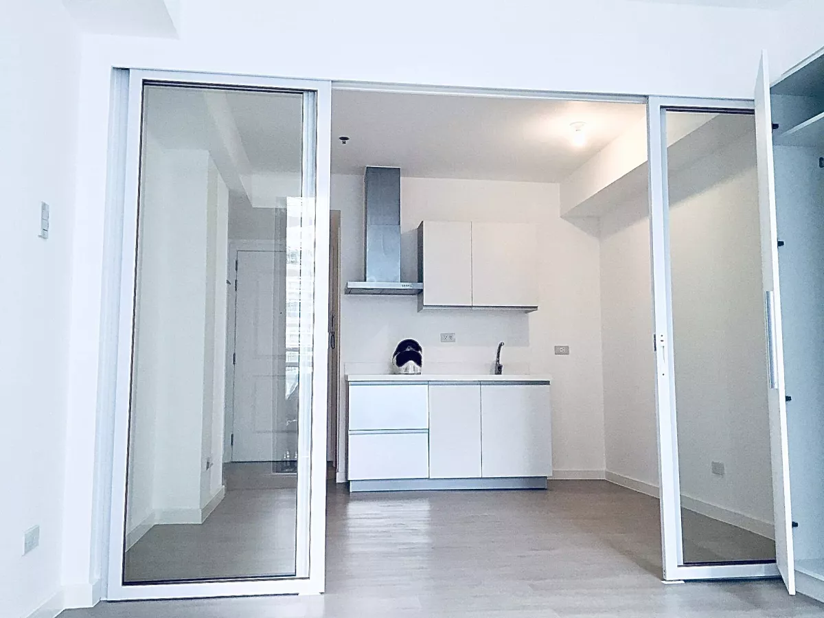 1 Month Free - Furnished Cozy 1 Bedroom in Azure Urban Residences05