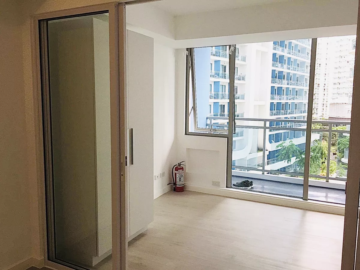 1 Month Free - Furnished Cozy 1 Bedroom in Azure Urban Residences06