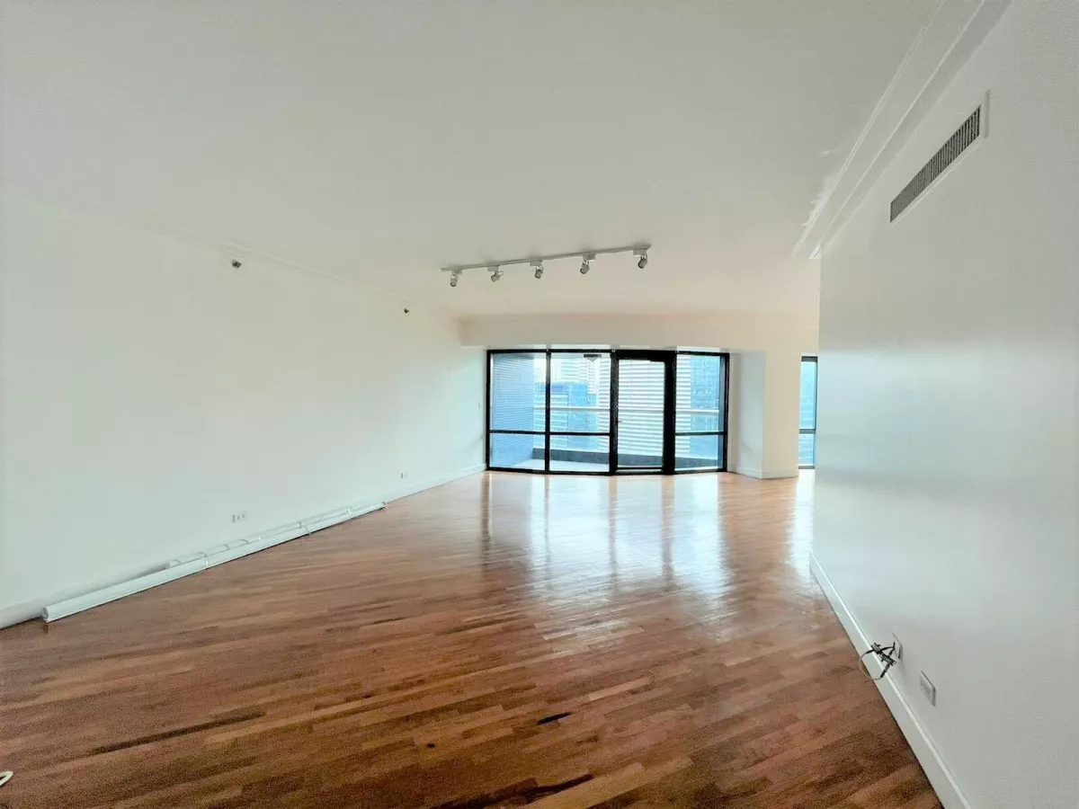 Rare Unfurnished 3BR Condominium in Luna Gardens Rockwell for Rent02