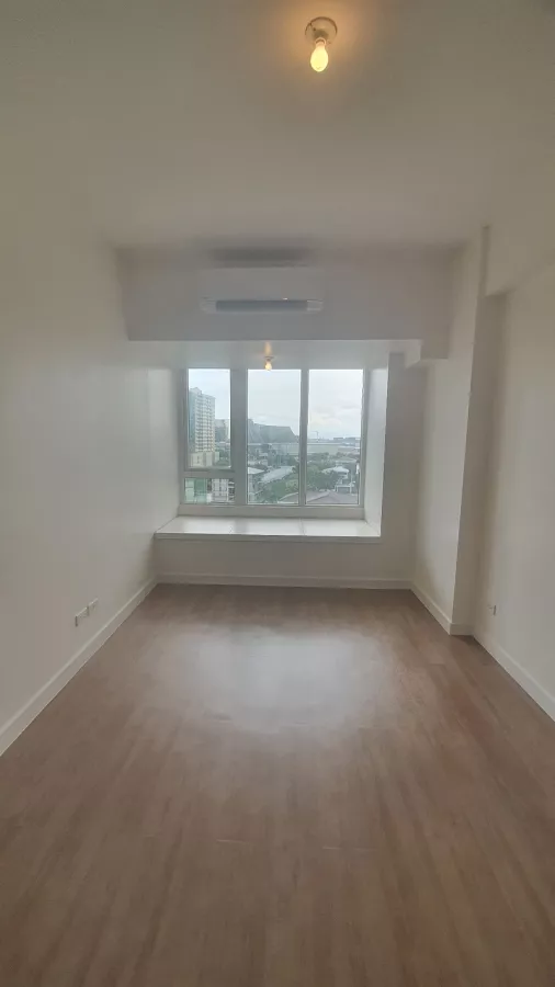 For Rent 152sqm with 3 Bedroom Condominium at Oak Harbor Residences in Parañaque03