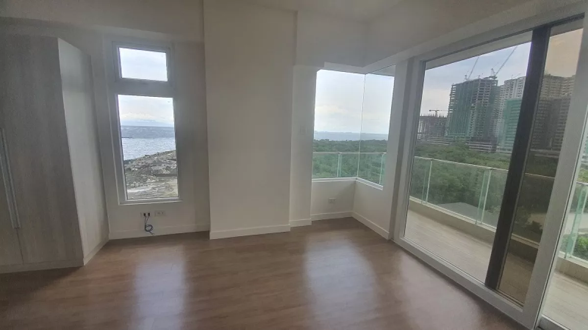 For Rent 152sqm with 3 Bedroom Condominium at Oak Harbor Residences in Parañaque06