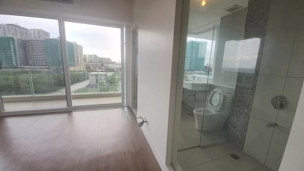 For Rent 152sqm with 3 Bedroom Condominium at Oak Harbor Residences in Parañaque07