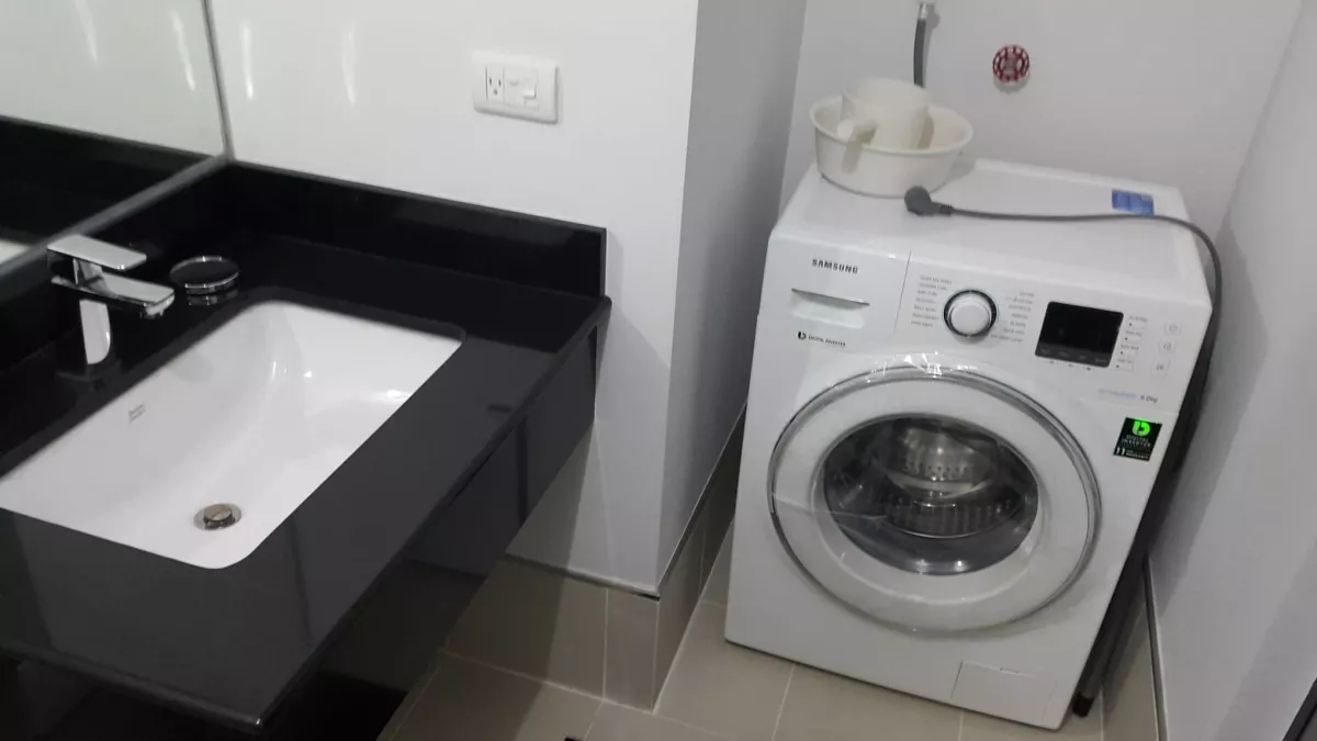 "Studio Condo for Rent in Two Maridien, High Street South, BGC, Taguig City"06