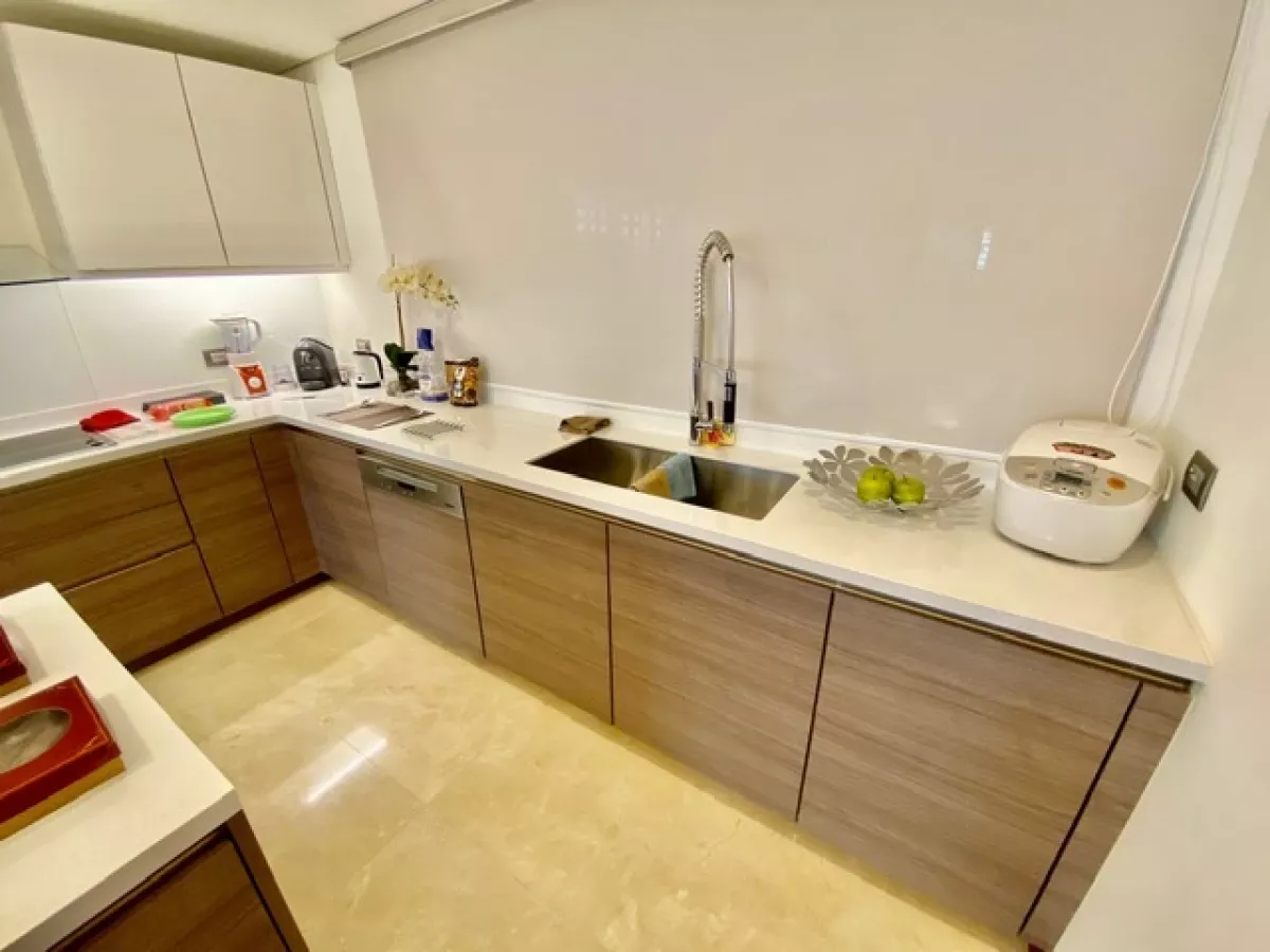 "Rush 3BR Two Roxas Triangle: 304m2, FF, Interiored, 3 Parking, P415,000/mo."04
