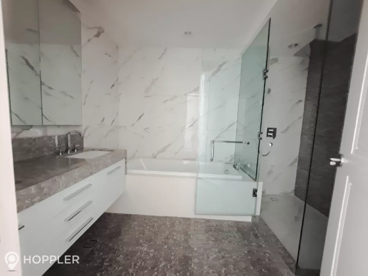 "3BR Condo for Rent in Edades Suites, Poblacion, Makati - RR3269081"02