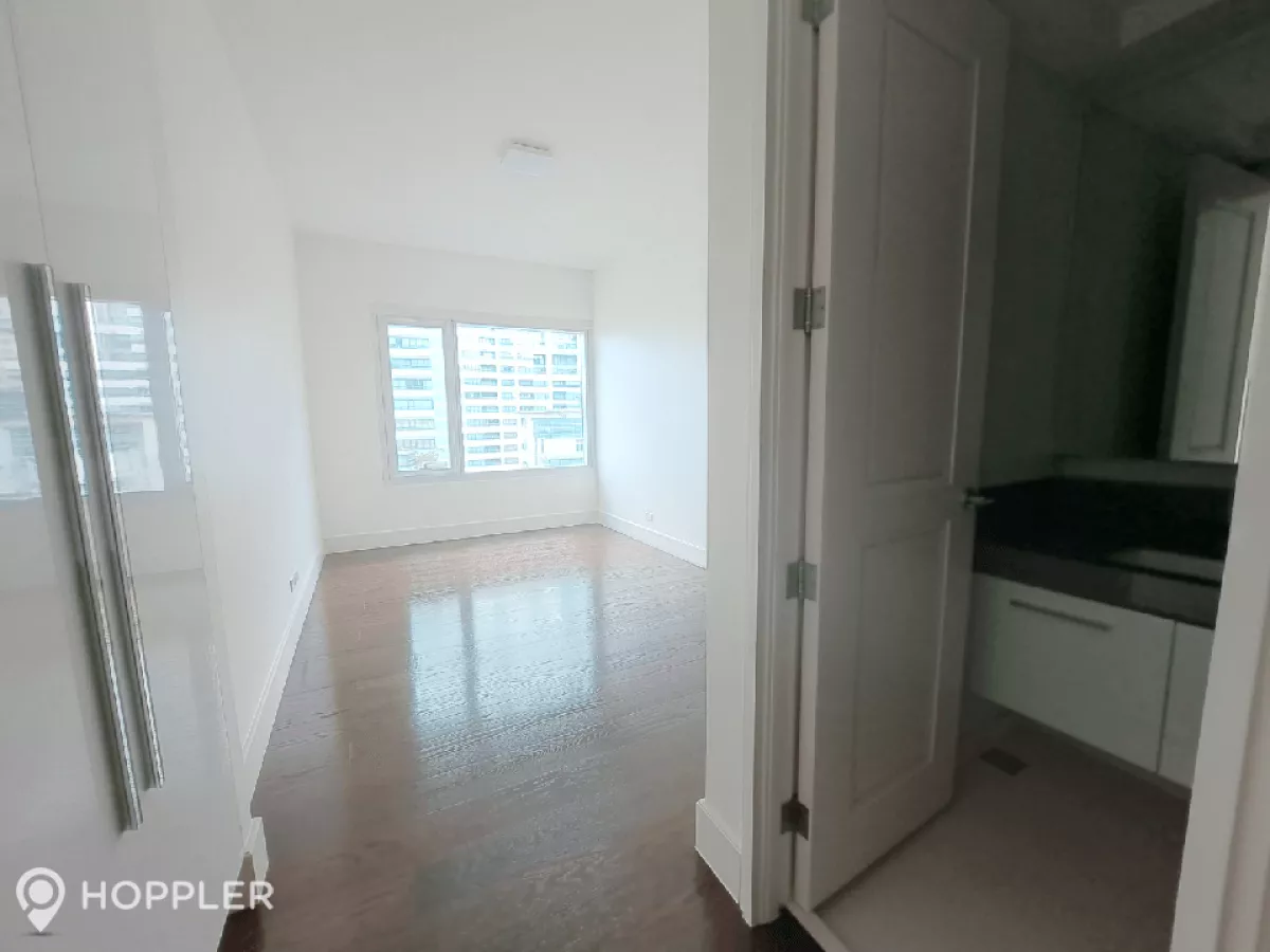 "3BR Condo for Rent in Edades Suites, Poblacion, Makati - RR3269081"07