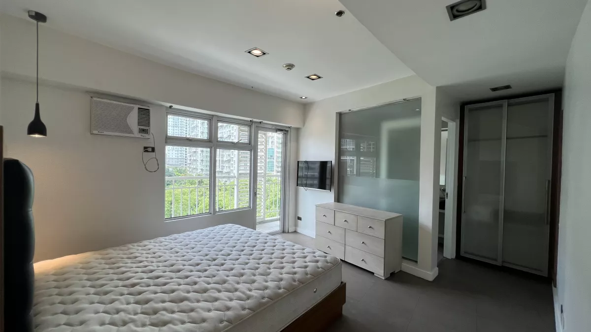 750 Almond Two Serendra 2 bedroom w/ garden views04