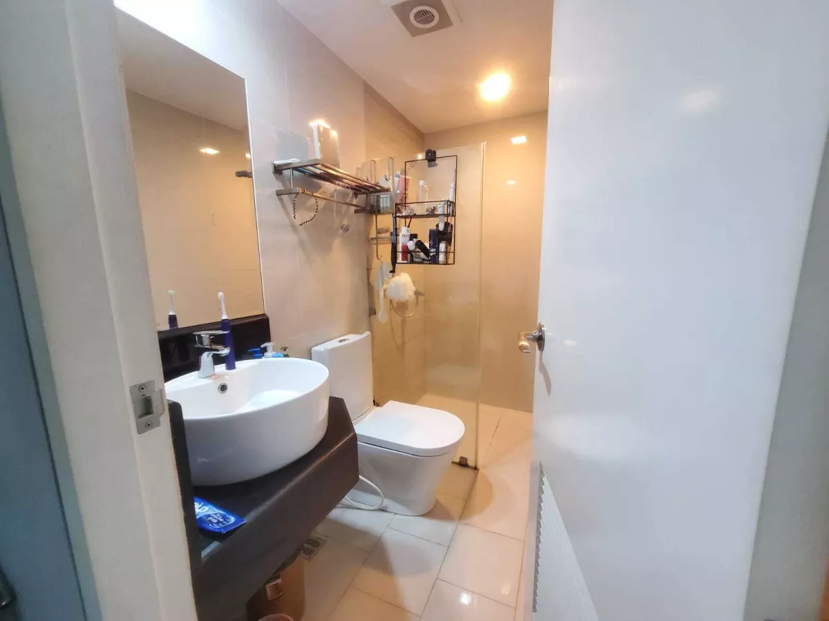 "8 Forbes Town: 1BR For Rent, 60 sqm, Furnished, Facing BGC, 1 parking, P60,000"10