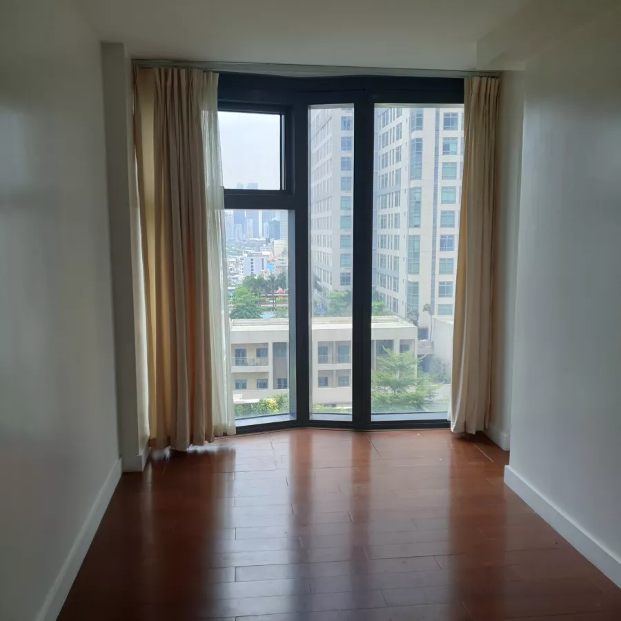 "2BR Grand Hyatt  104m2, Semi Furn, facing amenities, 1 parkg, P150K/mo."06