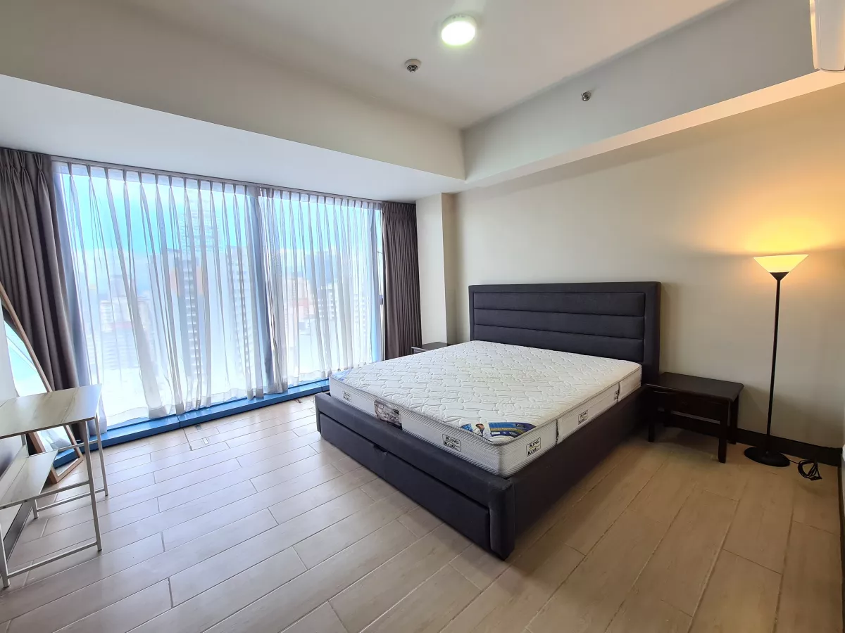 "1BR Condominium at Three Central, Makati CBD | 1DR-040"01