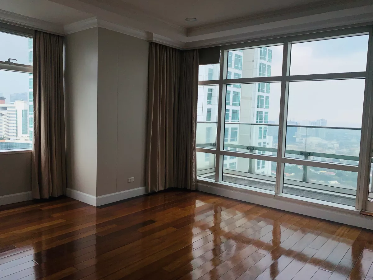 "Rush One Roxas Triangle: 3BR For Rent, 330m2, SF, w/ balcony, 2 Parkg, P190K/mo."08