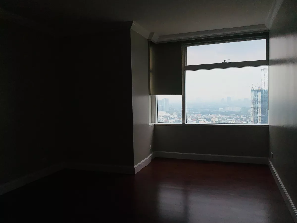 "Rush One Roxas Triangle: 3BR For Rent, 330m2, SF, w/ balcony, 2 Parkg, P190K/mo."09