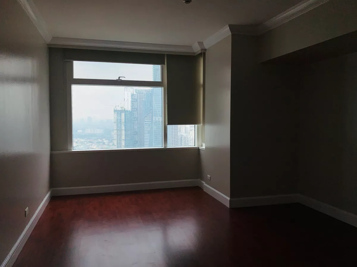 "Rush One Roxas Triangle: 3BR For Rent, 330m2, SF, w/ balcony, 2 Parkg, P190K/mo."10