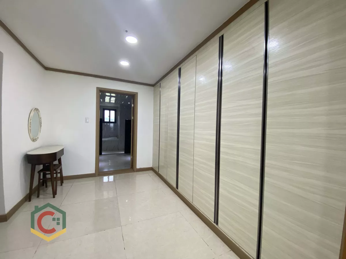 "For rent 4 Bedrooms Condominium unit inside Clark, Angeles, Pampanga"09