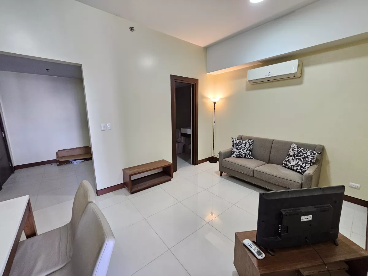 "1BR Condo unit at Three Central, Makati CBD | 1DR-033"02