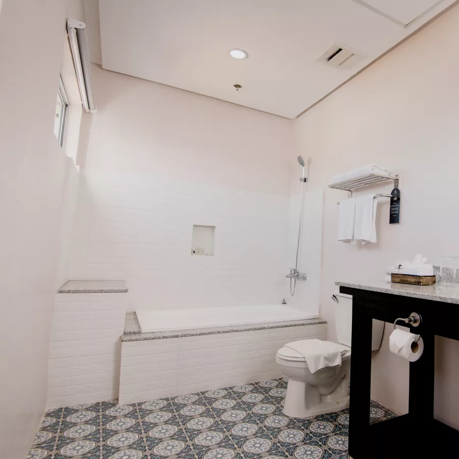 "Luxury Modern 3 Bedroom Penthouse for Rent at Banilad, Cebu City"07