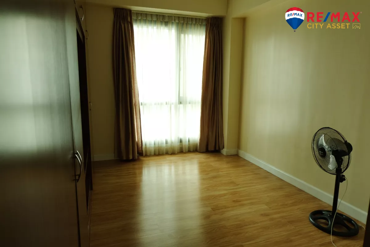 "Semi Furnished 2BR Condominium for lease in Shang Grand Tower, Makati City"06