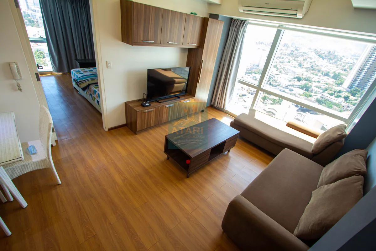 Classic 1-Bedroom Condominium with Panoramic View of the City & Mountain of Cebu05