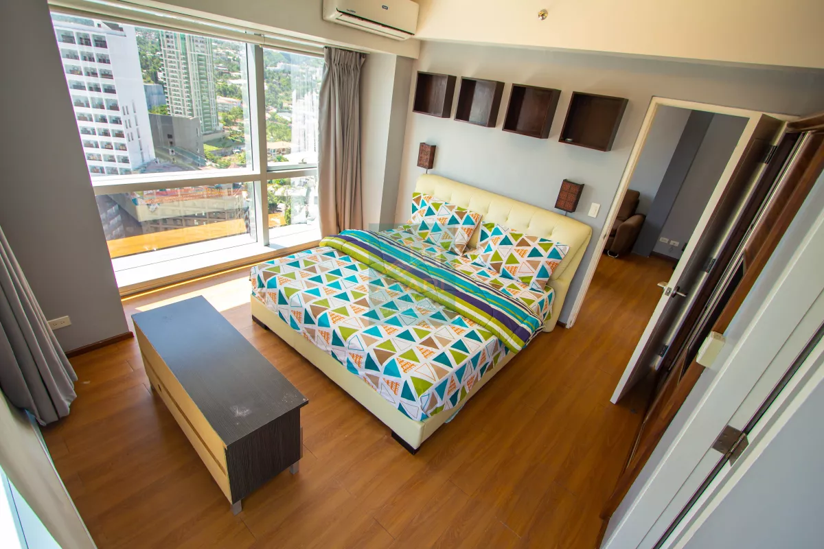 Classic 1-Bedroom Condominium with Panoramic View of the City & Mountain of Cebu08