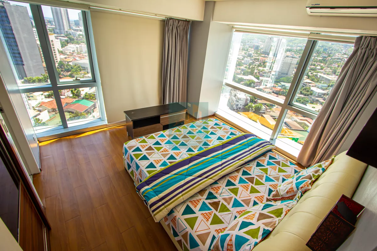 Classic 1-Bedroom Condominium with Panoramic View of the City & Mountain of Cebu09
