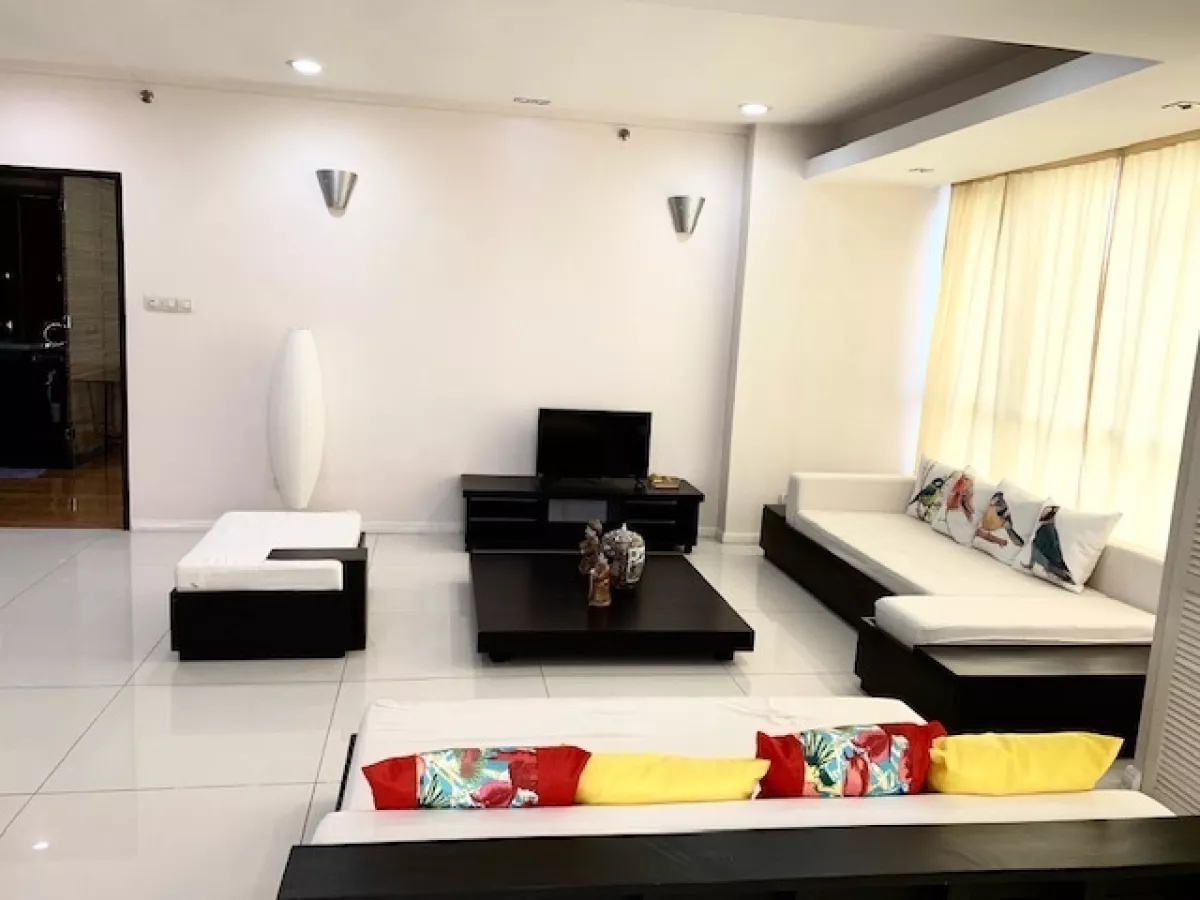 Big 2 Bedrooms with Parking in Kensington Condo With Golf Course View03