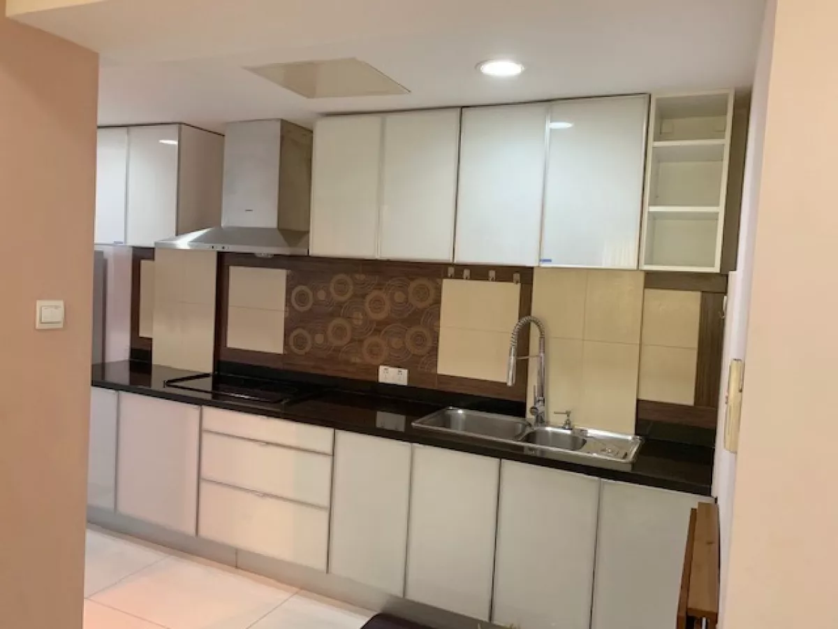 Big 2 Bedrooms with Parking in Kensington Condo With Golf Course View04
