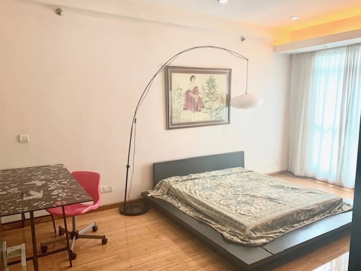 Big 2 Bedrooms with Parking in Kensington Condo With Golf Course View05