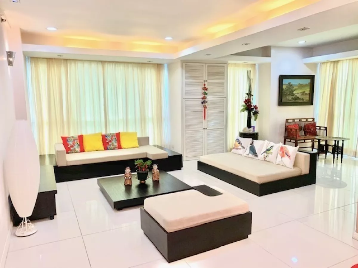 Big 2 Bedrooms with Parking in Kensington Condo With Golf Course View06