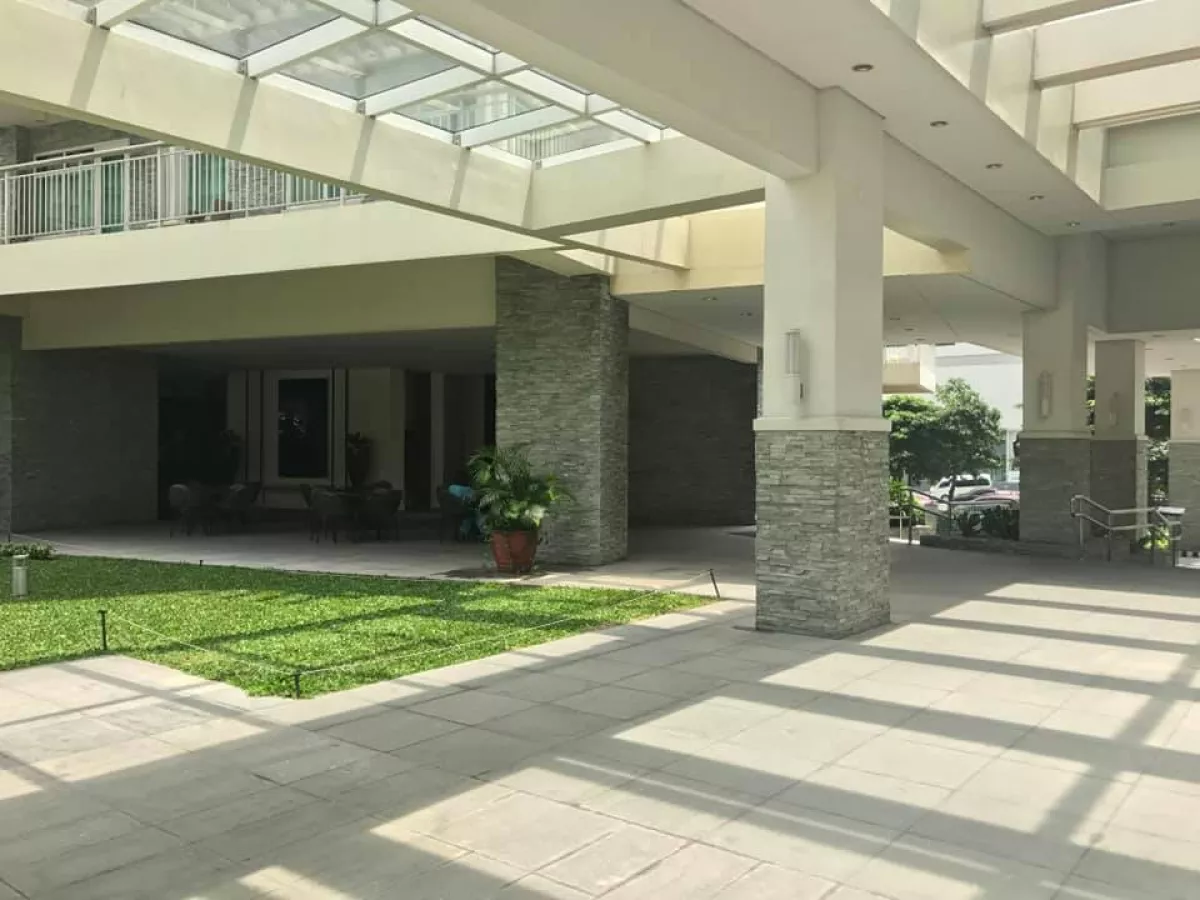 Studio unit in Two Serendra for lease04