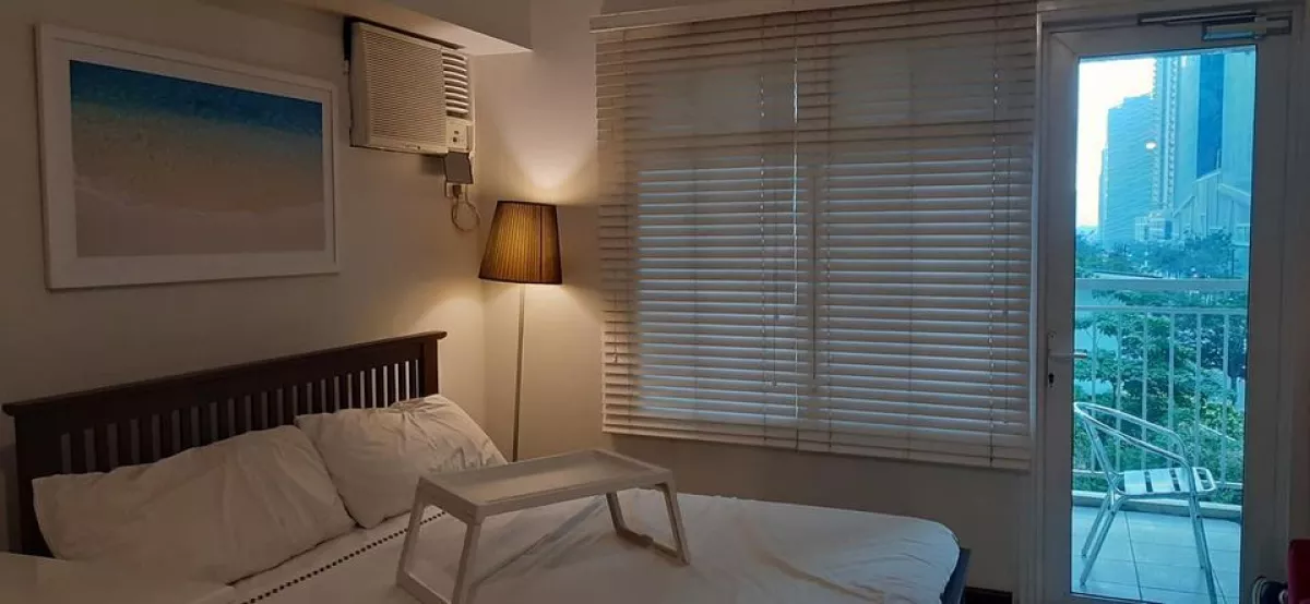 Studio unit in Two Serendra for lease07