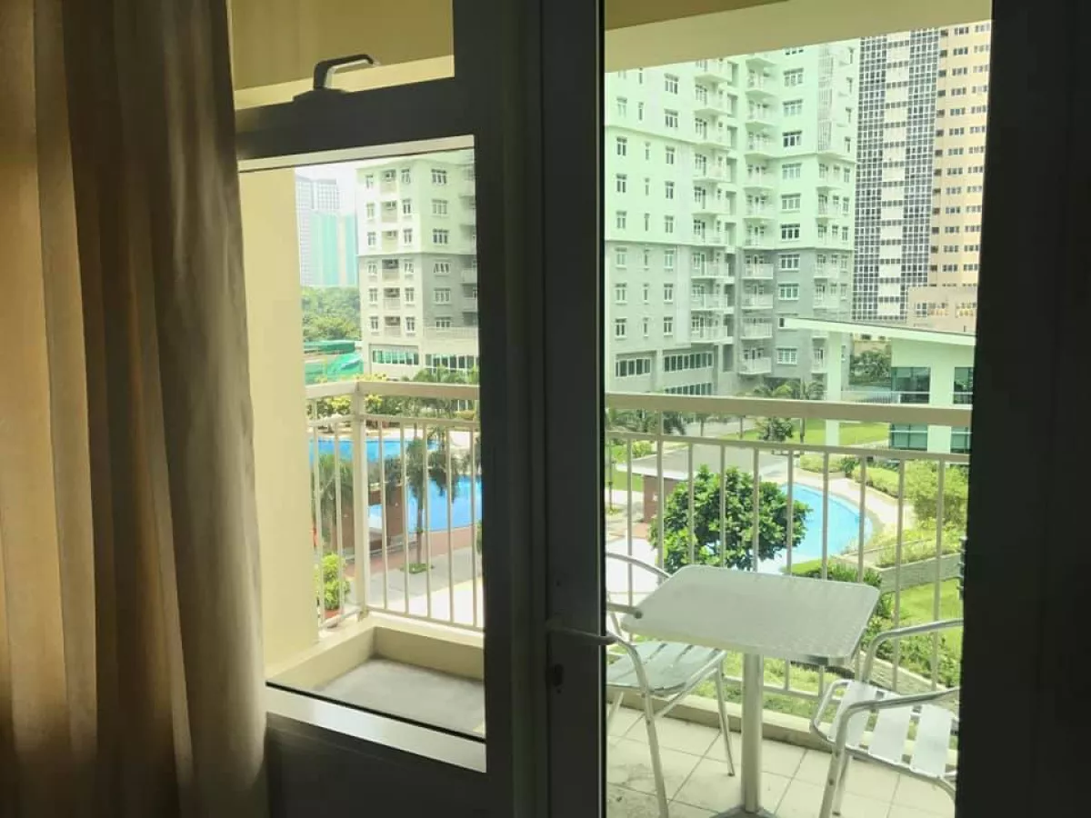 Studio unit in Two Serendra for lease10