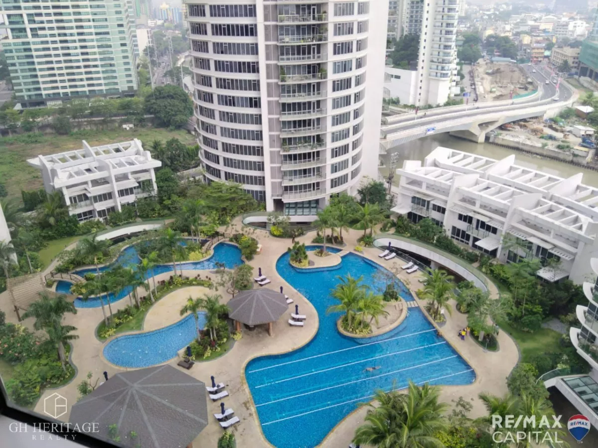 "2-BR unit with balcony, facing amenities in Lincoln Tower"07