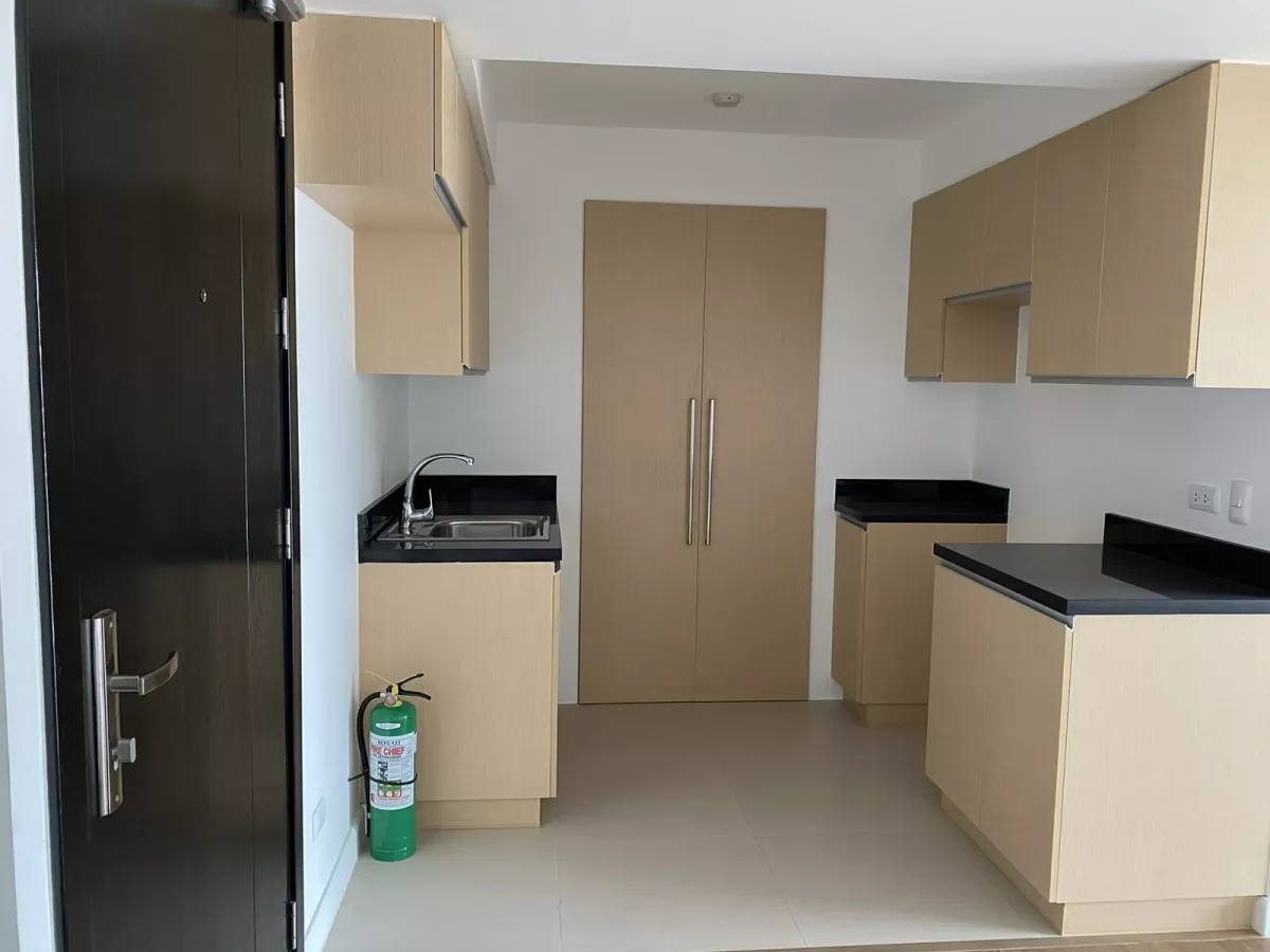 "For Rent : 1BR unit w/ parking at Veranda, Arca South, Taguig City"04