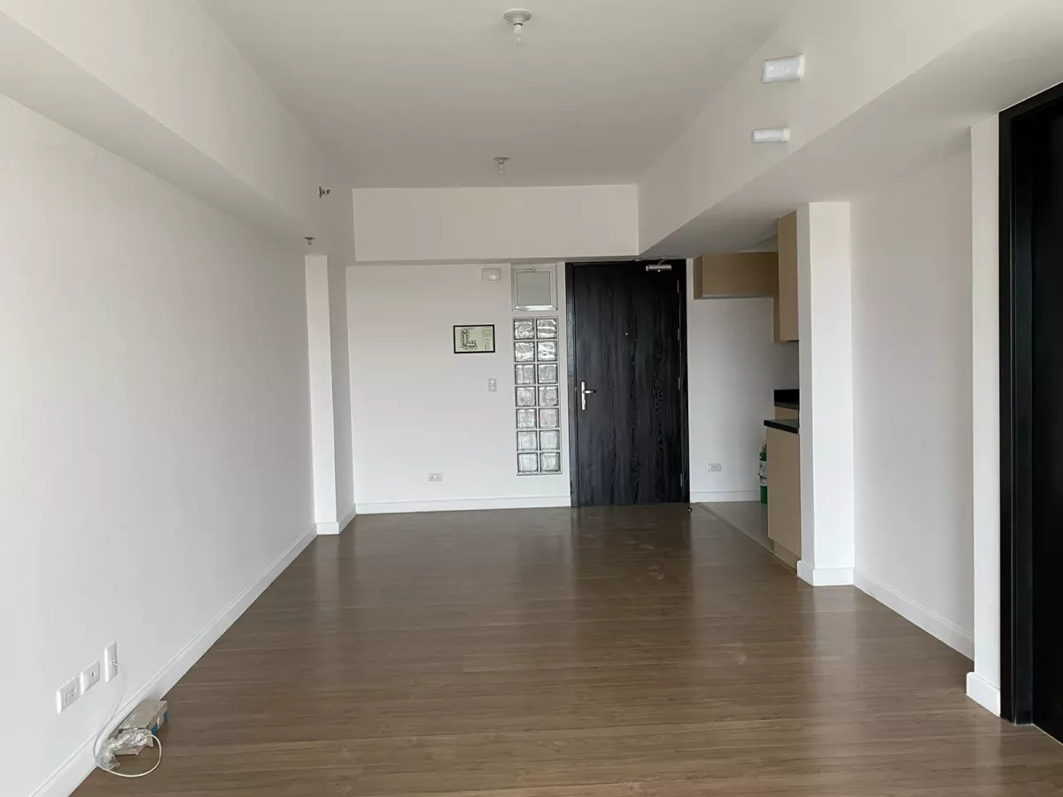 "For Rent : 1BR unit w/ parking at Veranda, Arca South, Taguig City"06