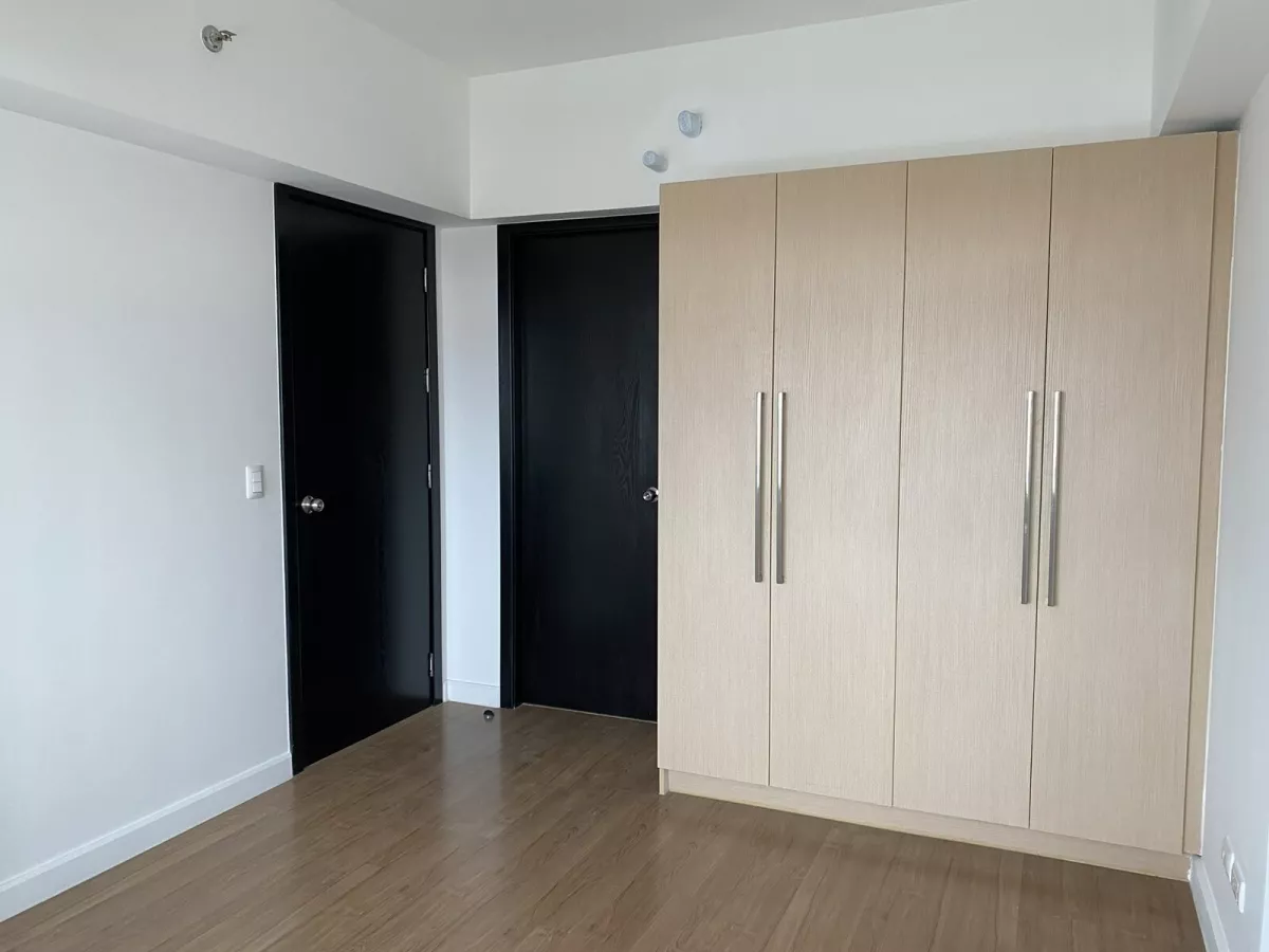 "For Rent : 1BR unit w/ parking at Veranda, Arca South, Taguig City"08