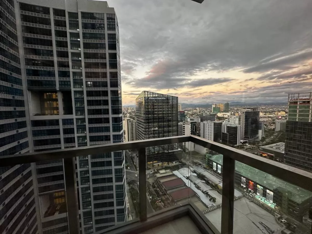 Pleasant 2BR unit in Uptown Ritz03