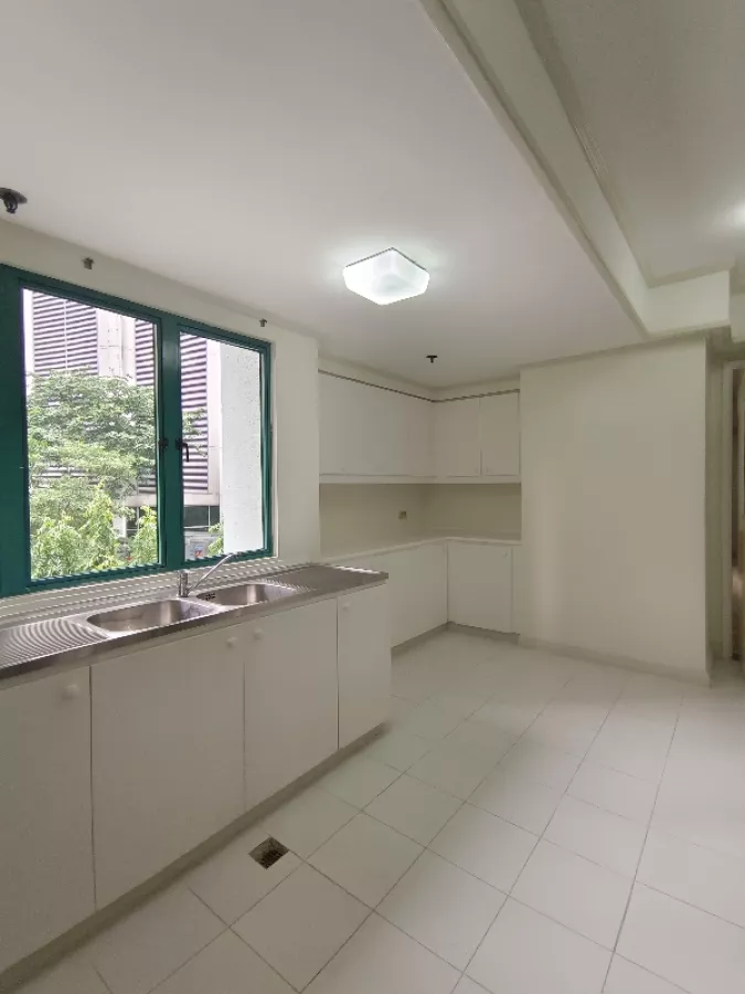 Spacious 3 Bedroom Condo Unit in Salcedo Village Makati08