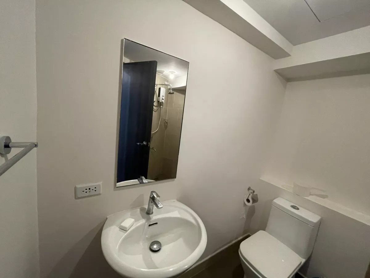 Below Market For Lease 1BR with Balcony at The Rise Shangrila03