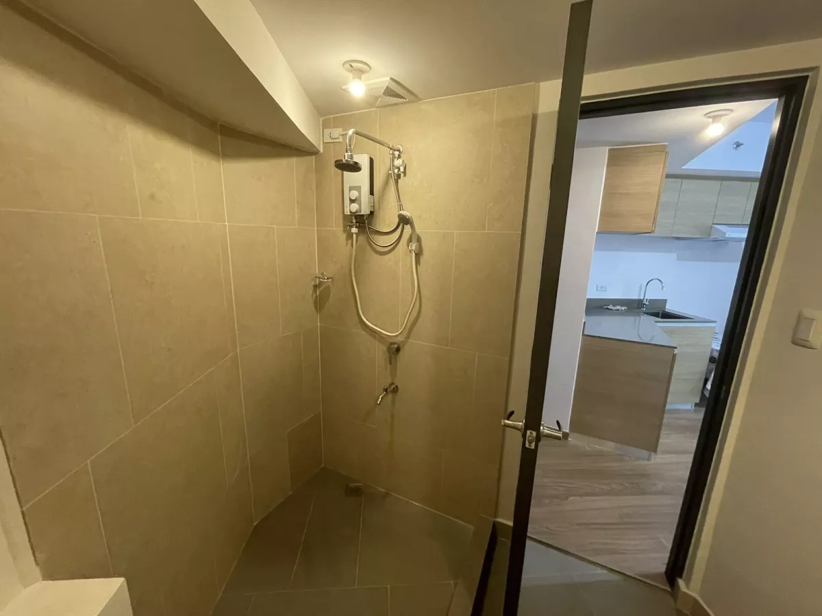 Below Market For Lease 1BR with Balcony at The Rise Shangrila05