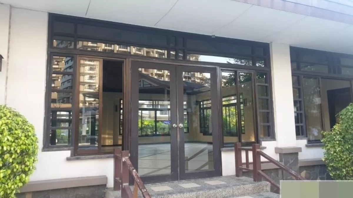"2-Bedroom Condo Unit at Rosewood Pointe in Acacia Estates, Taguig City"08