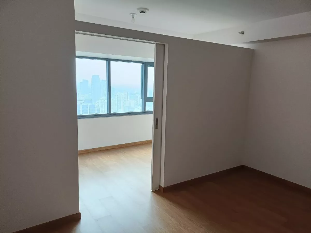 Luxurious 1-Bedroom Condo Fully-Furnished For Rent in The Rise Makati02