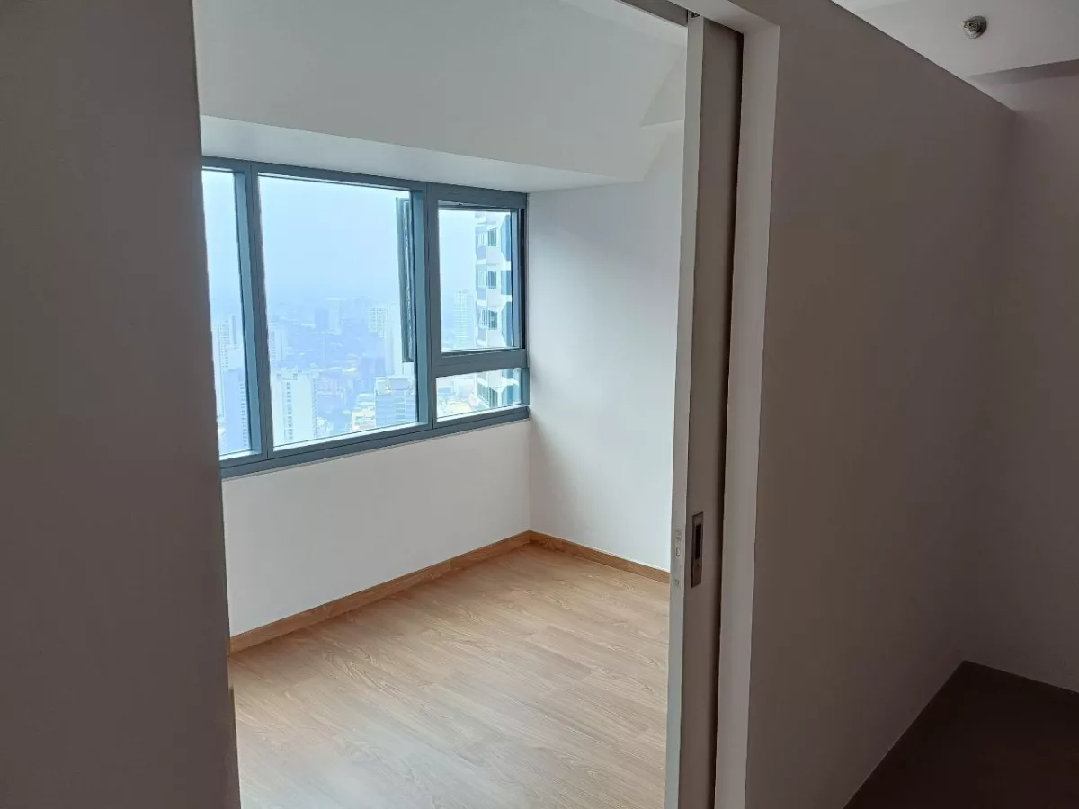 Luxurious 1-Bedroom Condo Fully-Furnished For Rent in The Rise Makati07