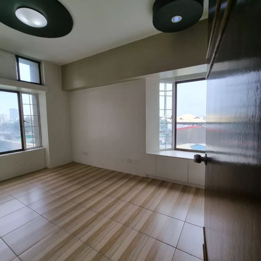 "4 Bedroom Condo Unit at Kingswood Makati, 38k/mo (10% off)"04