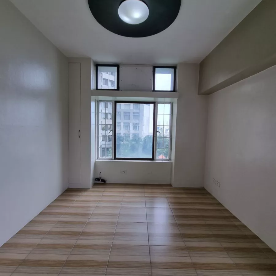 "4 Bedroom Condo Unit at Kingswood Makati, 38k/mo (10% off)"05