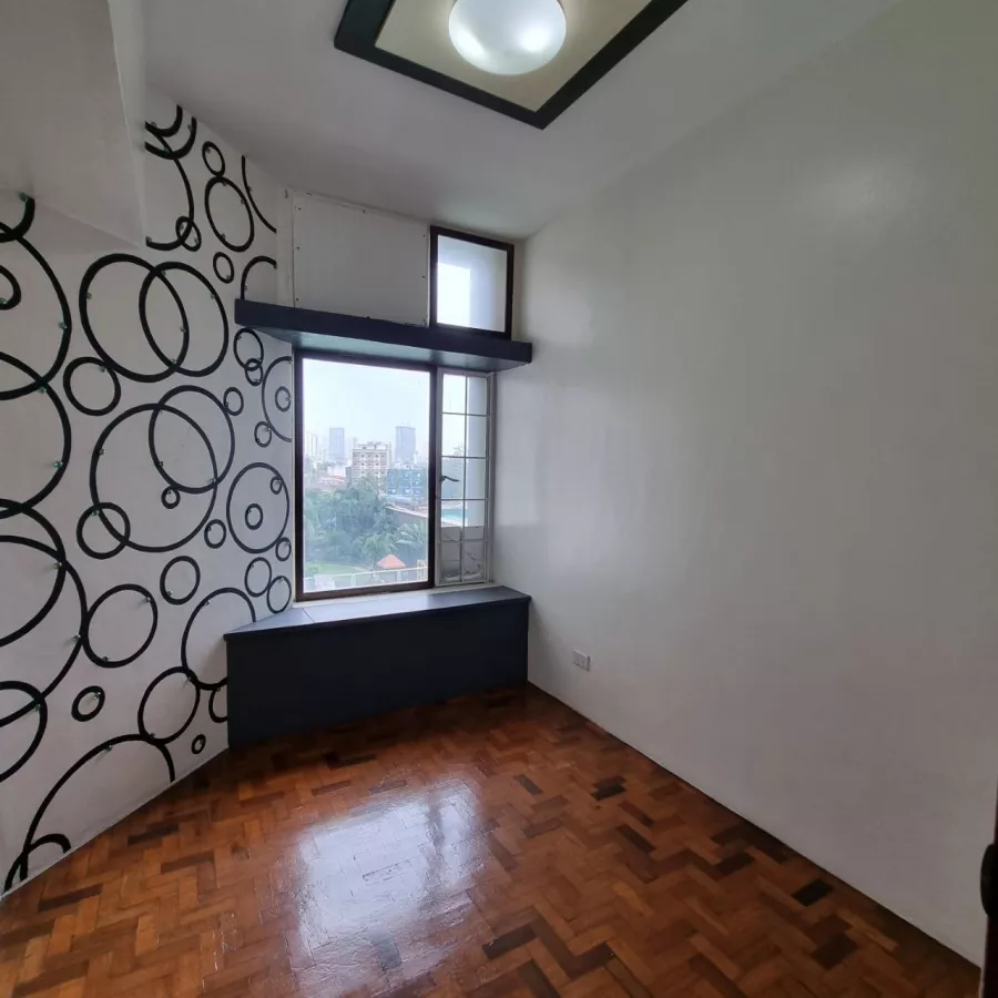 "4 Bedroom Condo Unit at Kingswood Makati, 38k/mo (10% off)"09