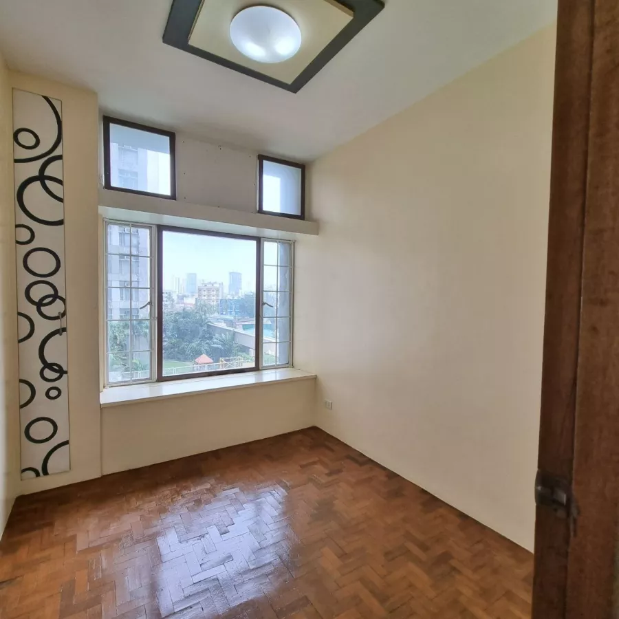 "4 Bedroom Condo Unit at Kingswood Makati, 38k/mo (10% off)"10