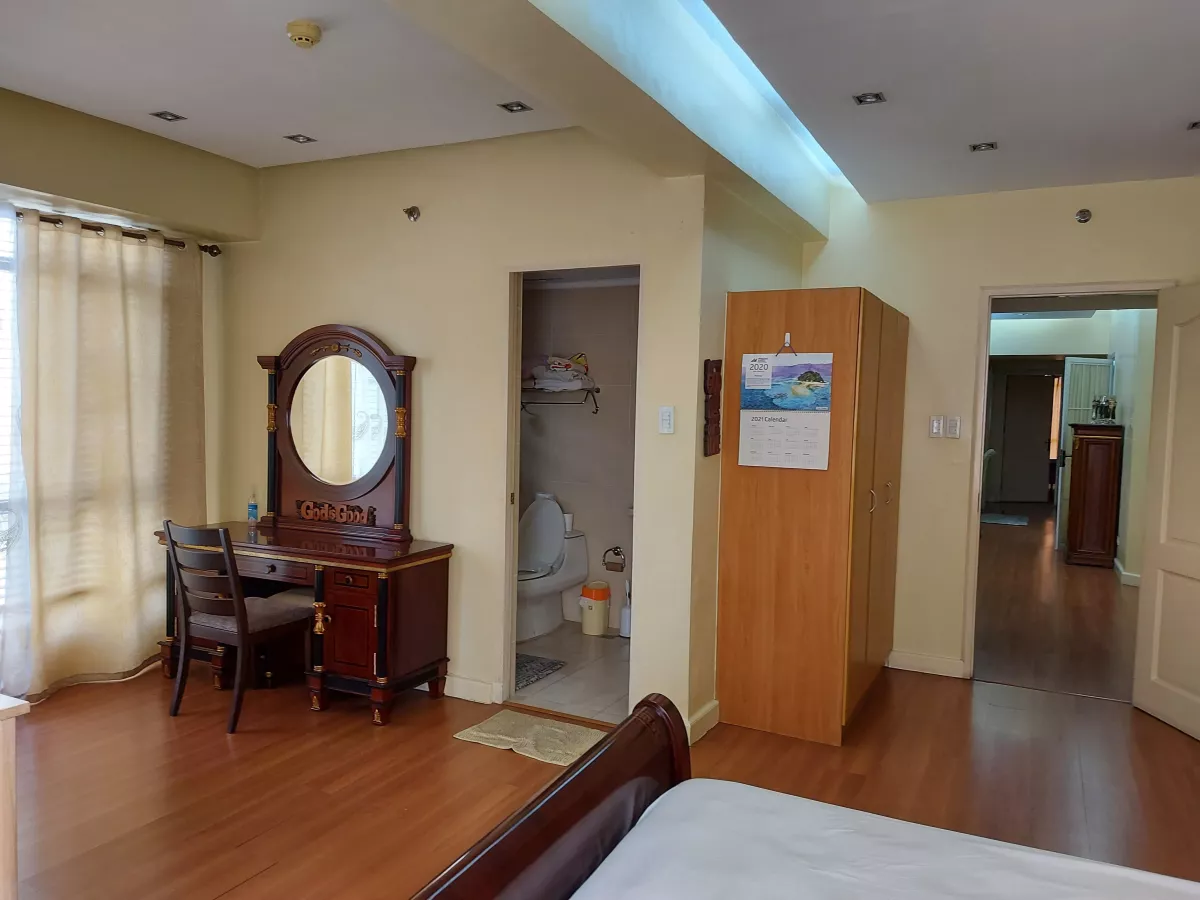 "3BR Unit in Forbeswood Heights, BGC, Taguig City P150k/month"06