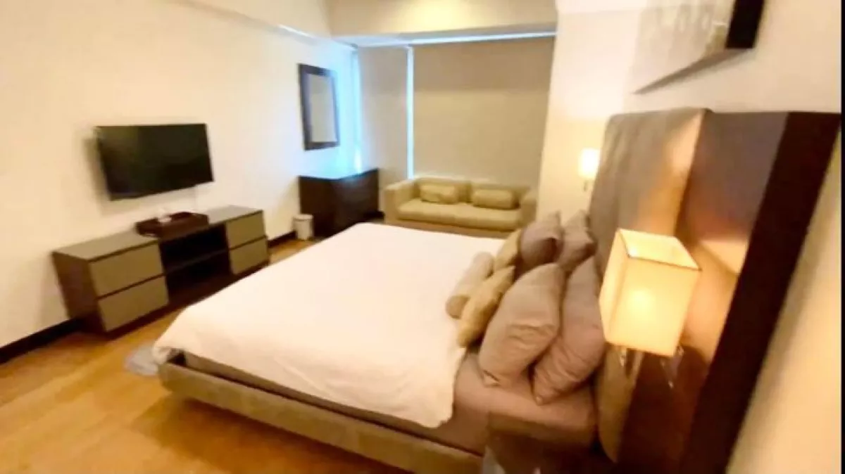 For Lease spacious 2BR Condo for Lease at One Serendra (West tower) Taguig05