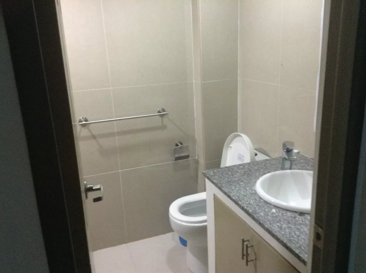 "Condo near Fields Avenue, and Clark Angeles City, for Rent Php 25,000"08