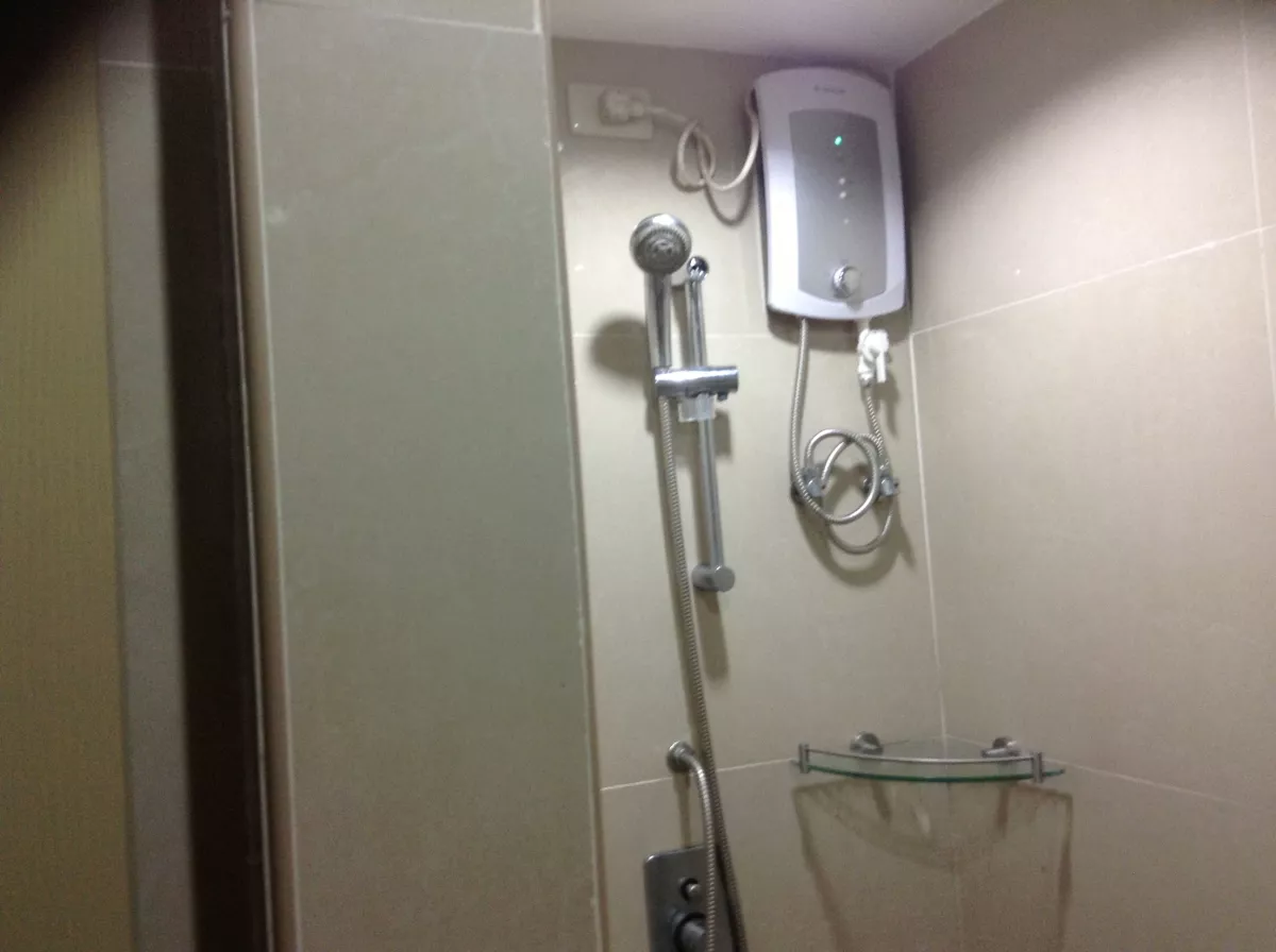 "Condo near Fields Avenue, and Clark Angeles City, for Rent Php 25,000"09